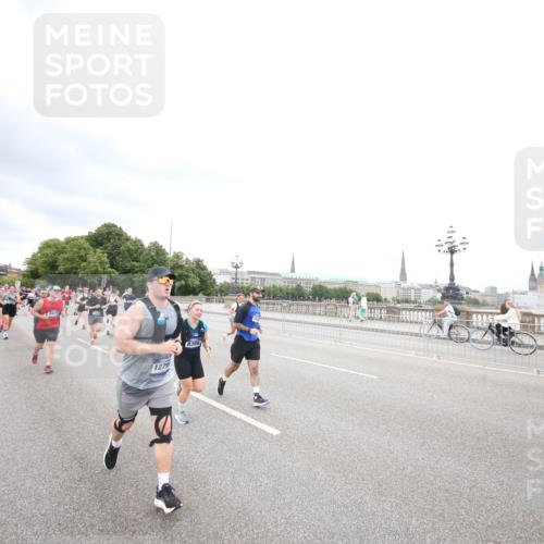 29.06.2025 - hella hamburg halbmarathon Jannik Wohlers http://msf.ph/oto/8500050 29.06.2025 10:57:07 Lombardsbrücke 1242, 1265, 1643, 2041, 3385, 3388, 3433, 3750, 3954, 4180, 4197, 4830, 5117, 5632, 5736, 5738, 6827, 6857, 7720, 7728, 8035, 8287, 8386, 8540, 8552, 8708, 8873, 9233, 9318, 9430, 9496, 9607, 9824, 10078, 10913, 10914, 11947, 12172, 12306, 12396, 12713, 12799, 12819, 13131, 13340, 13425, 13427, 13438, 13697, 14256, 14366, 14862, 14944, 14968, 15033, 15288, 15958, 16007, 16130, 18534 meine-sportfotos.de