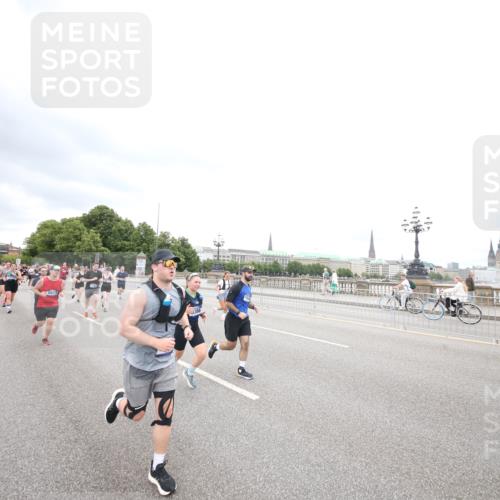 29.06.2025 - hella hamburg halbmarathon Jannik Wohlers http://msf.ph/oto/8500053 29.06.2025 10:57:07 Lombardsbrücke 1242, 1265, 1643, 2041, 3385, 3388, 3433, 3750, 3954, 4180, 4197, 4830, 5117, 5632, 5736, 5738, 6827, 6857, 7720, 7728, 8035, 8287, 8386, 8540, 8552, 8708, 8873, 9233, 9318, 9430, 9496, 9607, 9824, 10078, 10913, 10914, 11947, 12172, 12306, 12396, 12713, 12799, 12819, 13131, 13340, 13425, 13427, 13438, 13697, 14256, 14366, 14862, 14944, 14968, 15033, 15288, 15958, 16007, 16130, 18534 meine-sportfotos.de