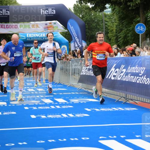 29.06.2025 - hella hamburg halbmarathon Strokosch-Dieckow http://msf.ph/oto/8500060 29.06.2025 10:53:27 Ziel 1030, 1061, 1098, 1499, 1727, 1783, 2070, 2354, 3399, 5866, 6198, 6628, 6629, 6942, 8651, 11068, 12490, 12909, 13912, 13997, 15113, 15497, 15838, 17710, 18134, 18450, 18612 meine-sportfotos.de