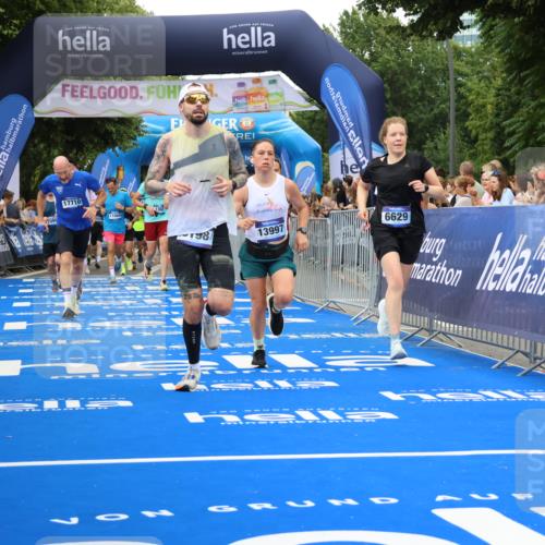 29.06.2025 - hella hamburg halbmarathon Strokosch-Dieckow http://msf.ph/oto/8500194 29.06.2025 10:53:25 Ziel 1061, 1098, 1499, 1683, 1727, 2070, 2354, 4065, 5866, 6198, 6629, 6942, 8651, 11068, 11844, 12490, 12909, 13912, 13997, 15113, 15497, 15681, 15838, 17710, 18134, 18450, 18612, 18901 meine-sportfotos.de