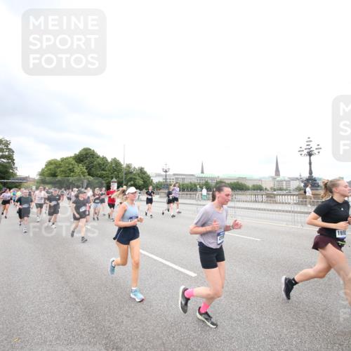 29.06.2025 - hella hamburg halbmarathon Jannik Wohlers http://msf.ph/oto/8500229 29.06.2025 10:57:12 Lombardsbrücke 1123, 1242, 1248, 1265, 1643, 2567, 3191, 3385, 3388, 3433, 3750, 3954, 4180, 4197, 4521, 4830, 5117, 5632, 5736, 6827, 6857, 6916, 7172, 7720, 8035, 8386, 8540, 8708, 8873, 9059, 9233, 9318, 9496, 9607, 9613, 9840, 10070, 10078, 10551, 11026, 11377, 11947, 12172, 12713, 12799, 12819, 13131, 13340, 13425, 13427, 14256, 14944, 14968, 15033, 15288, 15956, 15958, 16007, 16130, 18534 meine-sportfotos.de