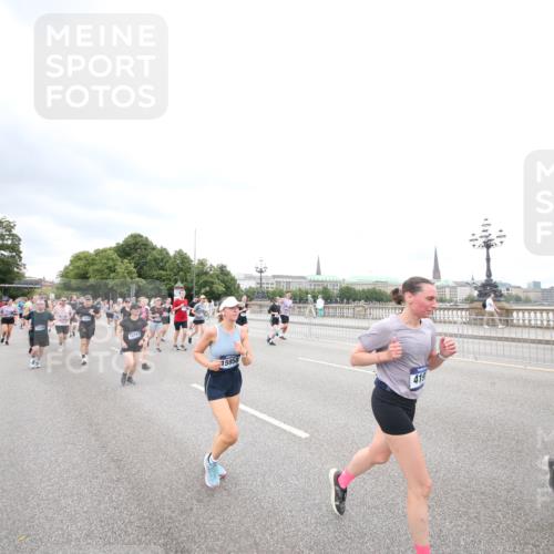 29.06.2025 - hella hamburg halbmarathon Jannik Wohlers http://msf.ph/oto/8500240 29.06.2025 10:57:12 Lombardsbrücke 1123, 1242, 1248, 1265, 1643, 2567, 3191, 3385, 3388, 3433, 3750, 3954, 4180, 4197, 4521, 4830, 5117, 5632, 5736, 6827, 6857, 6916, 7172, 7720, 8035, 8386, 8540, 8708, 8873, 9059, 9233, 9318, 9496, 9607, 9613, 9840, 10070, 10078, 10551, 11026, 11377, 11947, 12172, 12713, 12799, 12819, 13131, 13340, 13425, 13427, 14256, 14944, 14968, 15033, 15288, 15956, 15958, 16007, 16130, 18534 meine-sportfotos.de