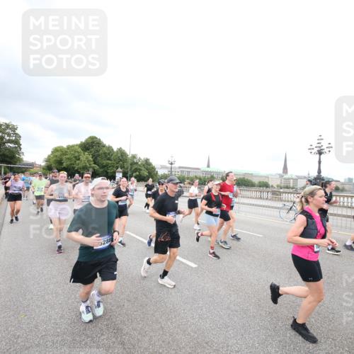 29.06.2025 - hella hamburg halbmarathon Jannik Wohlers http://msf.ph/oto/8500281 29.06.2025 10:57:14 Lombardsbrücke 1123, 1242, 1248, 1265, 1643, 2015, 2567, 3191, 3385, 3433, 3750, 3954, 4059, 4197, 4521, 4830, 5117, 5632, 5736, 6827, 6857, 6916, 7172, 7720, 8035, 8159, 8386, 8708, 8873, 9059, 9233, 9318, 9496, 9607, 9613, 9840, 10070, 10551, 10578, 10629, 10630, 11026, 11377, 11947, 12172, 12713, 12799, 12819, 13131, 13340, 13425, 13427, 13882, 14256, 14944, 14968, 15033, 15288, 15956, 15958, 16130, 18534 meine-sportfotos.de