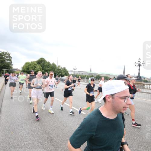29.06.2025 - hella hamburg halbmarathon Jannik Wohlers http://msf.ph/oto/8500317 29.06.2025 10:57:15 Lombardsbrücke 1123, 1242, 1248, 1265, 1643, 2015, 2451, 2567, 3191, 3385, 3433, 3750, 3954, 4059, 4197, 4521, 4830, 5117, 5632, 5736, 6827, 6857, 6916, 7172, 7720, 8035, 8159, 8386, 8708, 8873, 9059, 9233, 9318, 9496, 9607, 9613, 9840, 10070, 10461, 10551, 10578, 10629, 10630, 11026, 11193, 11377, 11947, 12172, 12713, 12799, 12819, 13131, 13340, 13425, 13427, 13882, 14256, 14944, 14968, 15033, 15288, 15956, 15958, 16082, 16130 meine-sportfotos.de
