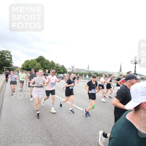 29.06.2025 - hella hamburg halbmarathon Jannik Wohlers http://msf.ph/oto/8500324 29.06.2025 10:57:15 Lombardsbrücke 1123, 1242, 1248, 1265, 1643, 2015, 2451, 2567, 3191, 3385, 3433, 3750, 3954, 4059, 4197, 4521, 4830, 5117, 5632, 5736, 6827, 6857, 6916, 7172, 7720, 8035, 8159, 8386, 8708, 8873, 9059, 9233, 9318, 9496, 9607, 9613, 9840, 10070, 10461, 10551, 10578, 10629, 10630, 11026, 11193, 11377, 11947, 12172, 12713, 12799, 12819, 13131, 13340, 13425, 13427, 13882, 14256, 14944, 14968, 15033, 15288, 15956, 15958, 16082, 16130 meine-sportfotos.de