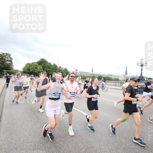29.06.2025 - hella hamburg halbmarathon Jannik Wohlers http://msf.ph/oto/8500347 29.06.2025 10:57:16 Lombardsbrücke 1123, 1242, 1248, 1265, 1643, 2015, 2451, 2567, 3191, 3385, 3433, 3750, 3954, 4059, 4197, 4521, 4830, 5117, 5632, 5736, 6827, 6857, 6916, 7172, 7720, 8035, 8159, 8386, 8708, 8873, 9059, 9233, 9318, 9394, 9496, 9607, 9613, 9840, 10070, 10352, 10461, 10513, 10551, 10578, 10629, 10630, 11013, 11026, 11193, 11377, 11947, 12172, 12713, 12819, 13131, 13340, 13425, 13427, 13882, 14256, 14944, 14968, 15033, 15288, 15956, 15958, 16082, 16130 meine-sportfotos.de