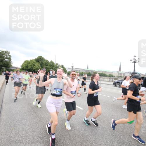 29.06.2025 - hella hamburg halbmarathon Jannik Wohlers http://msf.ph/oto/8500353 29.06.2025 10:57:16 Lombardsbrücke 1123, 1242, 1248, 1265, 1643, 2015, 2451, 2567, 3191, 3385, 3433, 3750, 3954, 4059, 4197, 4521, 4830, 5117, 5632, 5736, 6827, 6857, 6916, 7172, 7720, 8035, 8159, 8386, 8708, 8873, 9059, 9233, 9318, 9394, 9496, 9607, 9613, 9840, 10070, 10352, 10461, 10513, 10551, 10578, 10629, 10630, 11013, 11026, 11193, 11377, 11947, 12172, 12713, 12819, 13131, 13340, 13425, 13427, 13882, 14256, 14944, 14968, 15033, 15288, 15956, 15958, 16082, 16130 meine-sportfotos.de