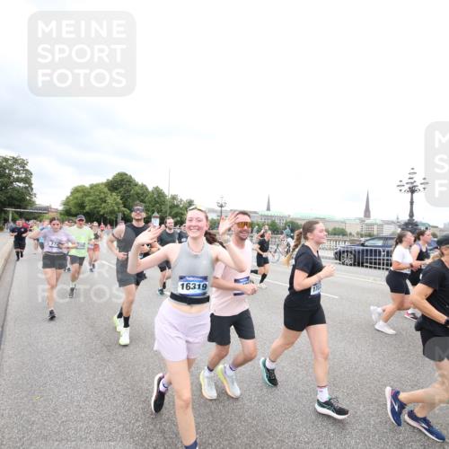 29.06.2025 - hella hamburg halbmarathon Jannik Wohlers http://msf.ph/oto/8500362 29.06.2025 10:57:16 Lombardsbrücke 1123, 1242, 1248, 1265, 1643, 2015, 2451, 2567, 3191, 3385, 3433, 3750, 3954, 4059, 4197, 4521, 4830, 5117, 5632, 5736, 6827, 6857, 6916, 7172, 7720, 8035, 8159, 8386, 8708, 8873, 9059, 9233, 9318, 9394, 9496, 9607, 9613, 9840, 10070, 10352, 10461, 10513, 10551, 10578, 10629, 10630, 11013, 11026, 11193, 11377, 11947, 12172, 12713, 12819, 13131, 13340, 13425, 13427, 13882, 14256, 14944, 14968, 15033, 15288, 15956, 15958, 16082, 16130 meine-sportfotos.de