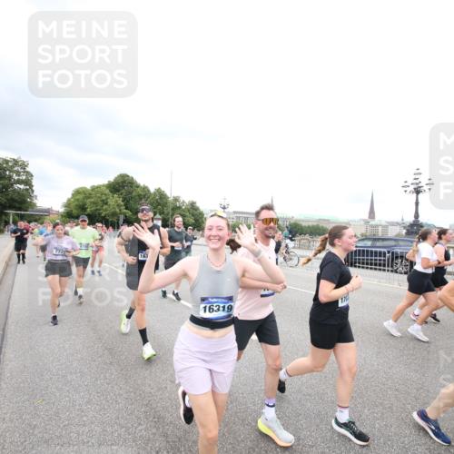29.06.2025 - hella hamburg halbmarathon Jannik Wohlers http://msf.ph/oto/8500365 29.06.2025 10:57:16 Lombardsbrücke 1123, 1242, 1248, 1265, 1643, 2015, 2451, 2567, 3191, 3385, 3433, 3750, 3954, 4059, 4197, 4521, 4830, 5117, 5632, 5736, 6827, 6857, 6916, 7172, 7720, 8035, 8159, 8386, 8708, 8873, 9059, 9233, 9318, 9394, 9496, 9607, 9613, 9840, 10070, 10352, 10461, 10513, 10551, 10578, 10629, 10630, 11013, 11026, 11193, 11377, 11947, 12172, 12713, 12819, 13131, 13340, 13425, 13427, 13882, 14256, 14944, 14968, 15033, 15288, 15956, 15958, 16082, 16130 meine-sportfotos.de