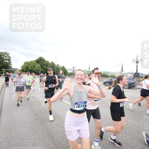 29.06.2025 - hella hamburg halbmarathon Jannik Wohlers http://msf.ph/oto/8500368 29.06.2025 10:57:16 Lombardsbrücke 1123, 1242, 1248, 1265, 1643, 2015, 2451, 2567, 3191, 3385, 3433, 3750, 3954, 4059, 4197, 4521, 4830, 5117, 5632, 5736, 6827, 6857, 6916, 7172, 7720, 8035, 8159, 8386, 8708, 8873, 9059, 9233, 9318, 9394, 9496, 9607, 9613, 9840, 10070, 10352, 10461, 10513, 10551, 10578, 10629, 10630, 11013, 11026, 11193, 11377, 11947, 12172, 12713, 12819, 13131, 13340, 13425, 13427, 13882, 14256, 14944, 14968, 15033, 15288, 15956, 15958, 16082, 16130 meine-sportfotos.de