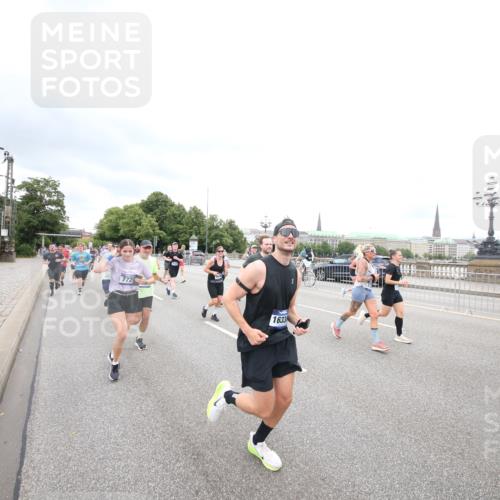 29.06.2025 - hella hamburg halbmarathon Jannik Wohlers http://msf.ph/oto/8500384 29.06.2025 10:57:16 Lombardsbrücke 1123, 1242, 1248, 1265, 1643, 2015, 2451, 2567, 3191, 3385, 3433, 3750, 3954, 4059, 4197, 4521, 4830, 5117, 5632, 5736, 6827, 6857, 6916, 7172, 7720, 8035, 8159, 8386, 8708, 8873, 9059, 9233, 9318, 9394, 9496, 9607, 9613, 9840, 10070, 10352, 10461, 10513, 10551, 10578, 10629, 10630, 11013, 11026, 11193, 11377, 11947, 12172, 12713, 12819, 13131, 13340, 13425, 13427, 13882, 14256, 14944, 14968, 15033, 15288, 15956, 15958, 16082, 16130 meine-sportfotos.de