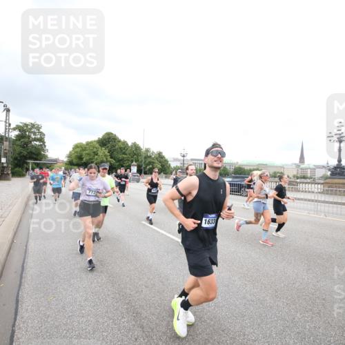 29.06.2025 - hella hamburg halbmarathon Jannik Wohlers http://msf.ph/oto/8500386 29.06.2025 10:57:17 Lombardsbrücke 1123, 1242, 1248, 1265, 1643, 2015, 2451, 2567, 2900, 3191, 3385, 3433, 3750, 3954, 4059, 4197, 4521, 4830, 5117, 5632, 5736, 6827, 6857, 6916, 7172, 7720, 8159, 8708, 8873, 9059, 9233, 9318, 9394, 9496, 9607, 9613, 9840, 10070, 10352, 10461, 10513, 10551, 10578, 10629, 10630, 11013, 11026, 11193, 11266, 11267, 11377, 11947, 12172, 12713, 12819, 13131, 13340, 13425, 13427, 13882, 14256, 14290, 14944, 14968, 15033, 15288, 15956, 15958, 16082, 16130 meine-sportfotos.de