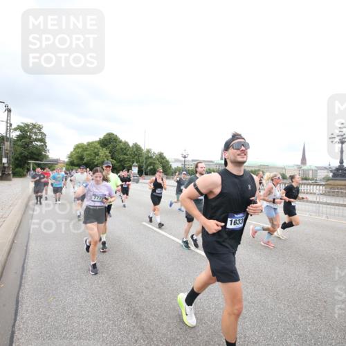 29.06.2025 - hella hamburg halbmarathon Jannik Wohlers http://msf.ph/oto/8500391 29.06.2025 10:57:17 Lombardsbrücke 1123, 1242, 1248, 1265, 1643, 2015, 2451, 2567, 2900, 3191, 3385, 3433, 3750, 3954, 4059, 4197, 4521, 4830, 5117, 5632, 5736, 6827, 6857, 6916, 7172, 7720, 8159, 8708, 8873, 9059, 9233, 9318, 9394, 9496, 9607, 9613, 9840, 10070, 10352, 10461, 10513, 10551, 10578, 10629, 10630, 11013, 11026, 11193, 11266, 11267, 11377, 11947, 12172, 12713, 12819, 13131, 13340, 13425, 13427, 13882, 14256, 14290, 14944, 14968, 15033, 15288, 15956, 15958, 16082, 16130 meine-sportfotos.de