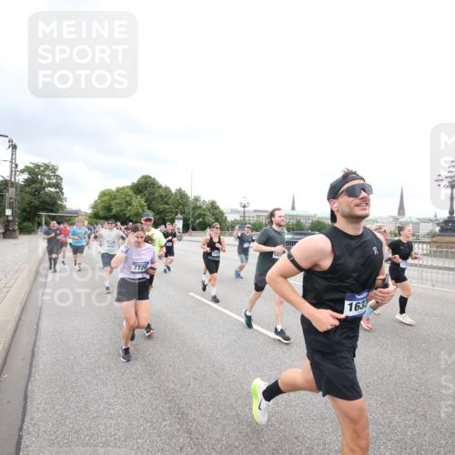 29.06.2025 - hella hamburg halbmarathon Jannik Wohlers http://msf.ph/oto/8500393 29.06.2025 10:57:17 Lombardsbrücke 1123, 1242, 1248, 1265, 1643, 2015, 2451, 2567, 2900, 3191, 3385, 3433, 3750, 3954, 4059, 4197, 4521, 4830, 5117, 5632, 5736, 6827, 6857, 6916, 7172, 7720, 8159, 8708, 8873, 9059, 9233, 9318, 9394, 9496, 9607, 9613, 9840, 10070, 10352, 10461, 10513, 10551, 10578, 10629, 10630, 11013, 11026, 11193, 11266, 11267, 11377, 11947, 12172, 12713, 12819, 13131, 13340, 13425, 13427, 13882, 14256, 14290, 14944, 14968, 15033, 15288, 15956, 15958, 16082, 16130 meine-sportfotos.de
