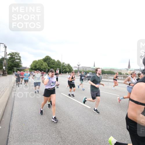 29.06.2025 - hella hamburg halbmarathon Jannik Wohlers http://msf.ph/oto/8500405 29.06.2025 10:57:17 Lombardsbrücke 1123, 1242, 1248, 1265, 1643, 2015, 2451, 2567, 2900, 3191, 3385, 3433, 3750, 3954, 4059, 4197, 4521, 4830, 5117, 5632, 5736, 6827, 6857, 6916, 7172, 7720, 8159, 8708, 8873, 9059, 9233, 9318, 9394, 9496, 9607, 9613, 9840, 10070, 10352, 10461, 10513, 10551, 10578, 10629, 10630, 11013, 11026, 11193, 11266, 11267, 11377, 11947, 12172, 12713, 12819, 13131, 13340, 13425, 13427, 13882, 14256, 14290, 14944, 14968, 15033, 15288, 15956, 15958, 16082, 16130 meine-sportfotos.de