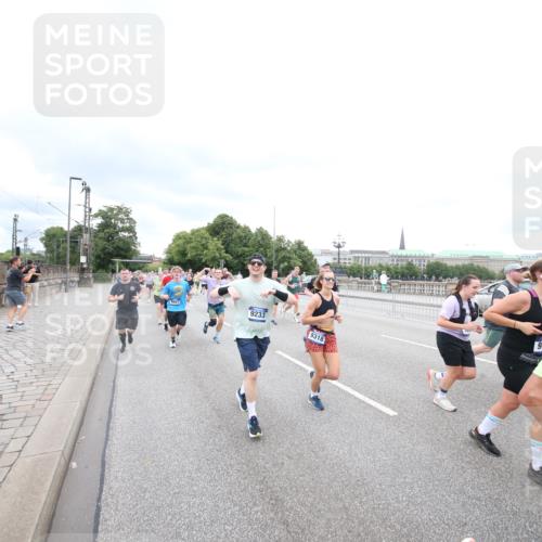 29.06.2025 - hella hamburg halbmarathon Jannik Wohlers http://msf.ph/oto/8500438 29.06.2025 10:57:18 Lombardsbrücke 1123, 1242, 1248, 1265, 1643, 2015, 2451, 2567, 2900, 3191, 3385, 3433, 3750, 3954, 4059, 4197, 4521, 4830, 5117, 5632, 5736, 6827, 6857, 6916, 7172, 7193, 7720, 8159, 8474, 8708, 8773, 8873, 9059, 9233, 9318, 9394, 9496, 9607, 9613, 9840, 10070, 10352, 10461, 10513, 10551, 10578, 10629, 10630, 10912, 11013, 11026, 11193, 11266, 11267, 11377, 11947, 12172, 12713, 12819, 13131, 13340, 13882, 14256, 14290, 14944, 14968, 15033, 15288, 15800, 15956, 15958, 16082, 16130 meine-sportfotos.de