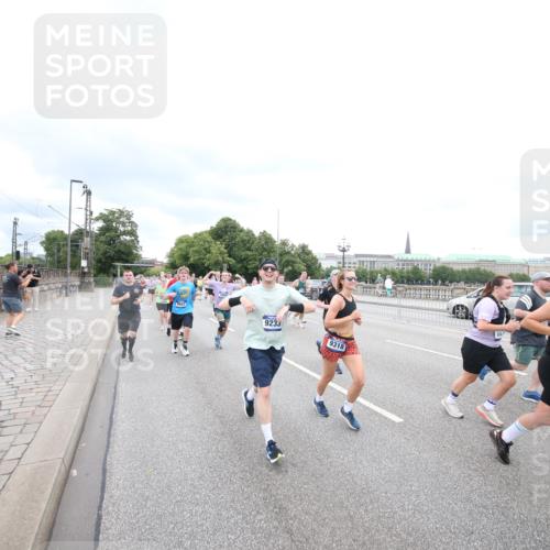 29.06.2025 - hella hamburg halbmarathon Jannik Wohlers http://msf.ph/oto/8500445 29.06.2025 10:57:18 Lombardsbrücke 1123, 1242, 1248, 1265, 1643, 2015, 2451, 2567, 2900, 3191, 3385, 3433, 3750, 3954, 4059, 4197, 4521, 4830, 5117, 5632, 5736, 6827, 6857, 6916, 7172, 7193, 7720, 8159, 8474, 8708, 8773, 8873, 9059, 9233, 9318, 9394, 9496, 9607, 9613, 9840, 10070, 10352, 10461, 10513, 10551, 10578, 10629, 10630, 10912, 11013, 11026, 11193, 11266, 11267, 11377, 11947, 12172, 12713, 12819, 13131, 13340, 13882, 14256, 14290, 14944, 14968, 15033, 15288, 15800, 15956, 15958, 16082, 16130 meine-sportfotos.de