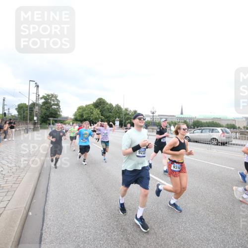 29.06.2025 - hella hamburg halbmarathon Jannik Wohlers http://msf.ph/oto/8500461 29.06.2025 10:57:18 Lombardsbrücke 1123, 1242, 1248, 1265, 1643, 2015, 2451, 2567, 2900, 3191, 3385, 3433, 3750, 3954, 4059, 4197, 4521, 4830, 5117, 5632, 5736, 6827, 6857, 6916, 7172, 7193, 7720, 8159, 8474, 8708, 8773, 8873, 9059, 9233, 9318, 9394, 9496, 9607, 9613, 9840, 10070, 10352, 10461, 10513, 10551, 10578, 10629, 10630, 10912, 11013, 11026, 11193, 11266, 11267, 11377, 11947, 12172, 12713, 12819, 13131, 13340, 13882, 14256, 14290, 14944, 14968, 15033, 15288, 15800, 15956, 15958, 16082, 16130 meine-sportfotos.de