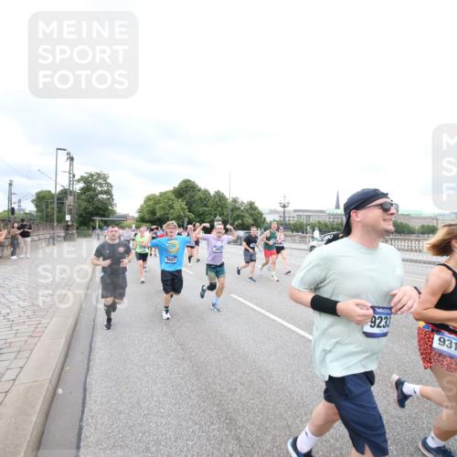 29.06.2025 - hella hamburg halbmarathon Jannik Wohlers http://msf.ph/oto/8500486 29.06.2025 10:57:19 Lombardsbrücke 1123, 1242, 1248, 1265, 1643, 2015, 2451, 2567, 2900, 3191, 3385, 3433, 3954, 4059, 4197, 4521, 4830, 5632, 5736, 6857, 6916, 7172, 7193, 7720, 8159, 8474, 8708, 8773, 9059, 9233, 9318, 9394, 9496, 9607, 9613, 9840, 10070, 10352, 10461, 10513, 10551, 10578, 10629, 10630, 10912, 11013, 11026, 11193, 11266, 11267, 11377, 11947, 12172, 12713, 12819, 13131, 13176, 13340, 13882, 14256, 14290, 14944, 14968, 15033, 15288, 15800, 15956, 15958, 16082, 16130 meine-sportfotos.de