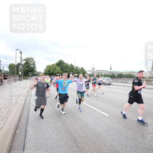 29.06.2025 - hella hamburg halbmarathon Jannik Wohlers http://msf.ph/oto/8500511 29.06.2025 10:57:19 Lombardsbrücke 1123, 1242, 1248, 1265, 1643, 2015, 2451, 2567, 2900, 3191, 3385, 3433, 3954, 4059, 4197, 4521, 4830, 5632, 5736, 6857, 6916, 7172, 7193, 7720, 8159, 8474, 8708, 8773, 9059, 9233, 9318, 9394, 9496, 9607, 9613, 9840, 10070, 10352, 10461, 10513, 10551, 10578, 10629, 10630, 10912, 11013, 11026, 11193, 11266, 11267, 11377, 11947, 12172, 12713, 12819, 13131, 13176, 13340, 13882, 14256, 14290, 14944, 14968, 15033, 15288, 15800, 15956, 15958, 16082, 16130 meine-sportfotos.de