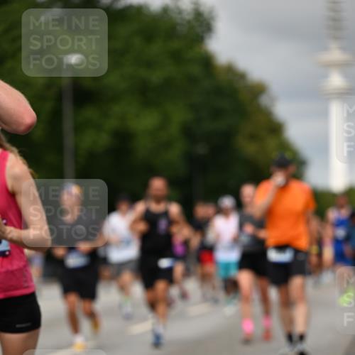 29.06.2025 - hella hamburg halbmarathon Dr. Thomas Lammeyer http://msf.ph/oto/8500513 29.06.2025 10:24:39 Kennedybrücke 1011, 1046, 1069, 1154, 1471, 1474, 1534, 2053, 2064, 2834, 3733, 3842, 4154, 4166, 4288, 4422, 4585, 4754, 4869, 5181, 5659, 5831, 5937, 6951, 7101, 7131, 7519, 7739, 7808, 8025, 8462, 8588, 8738, 9136, 9873, 10039, 10041, 10414, 10595, 10613, 10647, 10754, 11100, 11434 meine-sportfotos.de