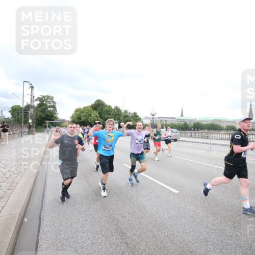 29.06.2025 - hella hamburg halbmarathon Jannik Wohlers http://msf.ph/oto/8500516 29.06.2025 10:57:19 Lombardsbrücke 1123, 1242, 1248, 1265, 1643, 2015, 2451, 2567, 2900, 3191, 3385, 3433, 3954, 4059, 4197, 4521, 4830, 5632, 5736, 6857, 6916, 7172, 7193, 7720, 8159, 8474, 8708, 8773, 9059, 9233, 9318, 9394, 9496, 9607, 9613, 9840, 10070, 10352, 10461, 10513, 10551, 10578, 10629, 10630, 10912, 11013, 11026, 11193, 11266, 11267, 11377, 11947, 12172, 12713, 12819, 13131, 13176, 13340, 13882, 14256, 14290, 14944, 14968, 15033, 15288, 15800, 15956, 15958, 16082, 16130 meine-sportfotos.de