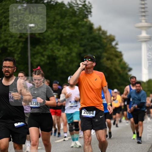 29.06.2025 - hella hamburg halbmarathon Dr. Thomas Lammeyer http://msf.ph/oto/8500619 29.06.2025 10:24:42 Kennedybrücke 1011, 1046, 1069, 1154, 1471, 1474, 1534, 2053, 2064, 2834, 3733, 3842, 4154, 4166, 4288, 4422, 4754, 4869, 5181, 5659, 5831, 5937, 6608, 6844, 6951, 7101, 7131, 7519, 7739, 8025, 8462, 8588, 8738, 8940, 9005, 9011, 9236, 9873, 10039, 10041, 10414, 10595, 10613, 10647, 10754, 11100 meine-sportfotos.de