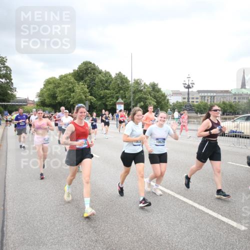 29.06.2025 - hella hamburg halbmarathon Jannik Wohlers http://msf.ph/oto/8500727 29.06.2025 10:57:25 Lombardsbrücke 1123, 1242, 1248, 1265, 2015, 2451, 2567, 2900, 3191, 3644, 3954, 4059, 4521, 4830, 5632, 6337, 6916, 7172, 7193, 7556, 8159, 8474, 8708, 8713, 8773, 9059, 9233, 9318, 9394, 9398, 9436, 9607, 9613, 9840, 10070, 10352, 10380, 10461, 10513, 10551, 10578, 10629, 10630, 10912, 11013, 11026, 11193, 11266, 11267, 11377, 13176, 13352, 13882, 14256, 14290, 14453, 14507, 15552, 15800, 15956, 16082 meine-sportfotos.de