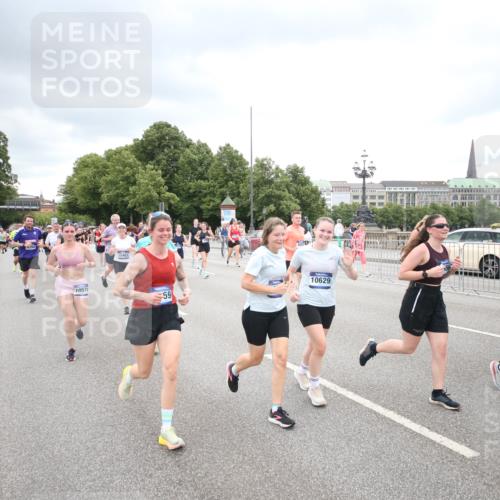 29.06.2025 - hella hamburg halbmarathon Jannik Wohlers http://msf.ph/oto/8500732 29.06.2025 10:57:25 Lombardsbrücke 1123, 1242, 1248, 1265, 2015, 2451, 2567, 2900, 3191, 3644, 3954, 4059, 4521, 4830, 5632, 6337, 6916, 7172, 7193, 7556, 8159, 8474, 8708, 8713, 8773, 9059, 9233, 9318, 9394, 9398, 9436, 9607, 9613, 9840, 10070, 10352, 10380, 10461, 10513, 10551, 10578, 10629, 10630, 10912, 11013, 11026, 11193, 11266, 11267, 11377, 13176, 13352, 13882, 14256, 14290, 14453, 14507, 15552, 15800, 15956, 16082 meine-sportfotos.de