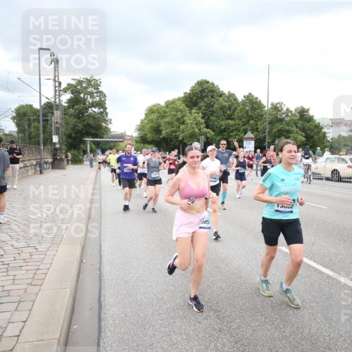 29.06.2025 - hella hamburg halbmarathon Jannik Wohlers http://msf.ph/oto/8500760 29.06.2025 10:57:26 Lombardsbrücke 1123, 1242, 1248, 1265, 2015, 2451, 2567, 2900, 3191, 3644, 3954, 4059, 4521, 4830, 5632, 6316, 6337, 6916, 7172, 7193, 7556, 8159, 8474, 8713, 8773, 9059, 9233, 9318, 9394, 9398, 9436, 9607, 9613, 9840, 10070, 10352, 10380, 10461, 10513, 10551, 10560, 10578, 10629, 10630, 10912, 11013, 11026, 11193, 11263, 11266, 11267, 11353, 11377, 13176, 13352, 13364, 13804, 13882, 14290, 14453, 14507, 15510, 15552, 15800, 15956, 16082 meine-sportfotos.de