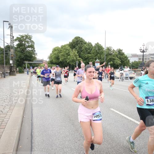 29.06.2025 - hella hamburg halbmarathon Jannik Wohlers http://msf.ph/oto/8500795 29.06.2025 10:57:27 Lombardsbrücke 1123, 1242, 1248, 1265, 2015, 2451, 2567, 2900, 3191, 3644, 3936, 3954, 4059, 4429, 4521, 4830, 6316, 6337, 6916, 7172, 7193, 7556, 8159, 8474, 8713, 8773, 9059, 9394, 9398, 9436, 9607, 9613, 9840, 10070, 10352, 10380, 10461, 10513, 10551, 10560, 10578, 10629, 10630, 10737, 10912, 11013, 11026, 11193, 11263, 11266, 11267, 11353, 11377, 13176, 13352, 13364, 13804, 13882, 14290, 14453, 14507, 15510, 15552, 15800, 15956, 16082 meine-sportfotos.de