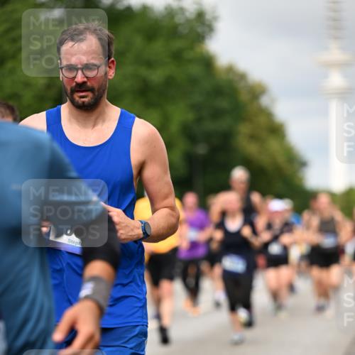 29.06.2025 - hella hamburg halbmarathon Dr. Thomas Lammeyer http://msf.ph/oto/8500849 29.06.2025 10:24:48 Kennedybrücke 1011, 1046, 1069, 1154, 1471, 1474, 1534, 2053, 2064, 2101, 2834, 3733, 3842, 4154, 4166, 4288, 4422, 4754, 4869, 5181, 5811, 5812, 5831, 5937, 6608, 6844, 6951, 7101, 7131, 8025, 8113, 8146, 8588, 8738, 8940, 9005, 9011, 9236, 9873, 9981, 10039, 10041, 10595, 10613, 10647, 10754, 11100 meine-sportfotos.de