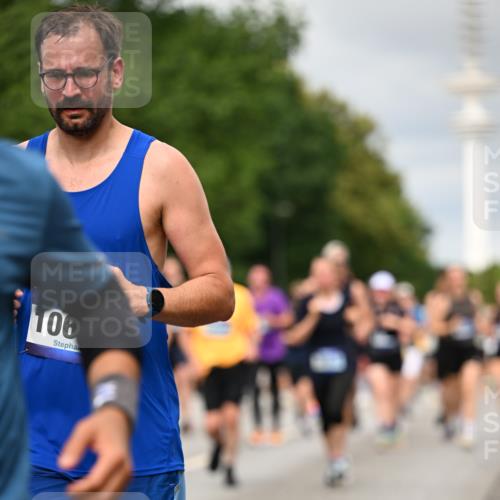29.06.2025 - hella hamburg halbmarathon Dr. Thomas Lammeyer http://msf.ph/oto/8500854 29.06.2025 10:24:48 Kennedybrücke 1011, 1046, 1069, 1154, 1471, 1474, 1534, 2053, 2064, 2101, 2834, 3733, 3842, 4154, 4166, 4288, 4422, 4754, 4869, 5181, 5811, 5812, 5831, 5937, 6608, 6844, 6951, 7101, 7131, 8025, 8113, 8146, 8588, 8738, 8940, 9005, 9011, 9236, 9873, 9981, 10039, 10041, 10595, 10613, 10647, 10754, 11100 meine-sportfotos.de