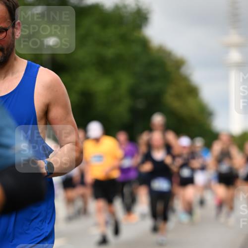 29.06.2025 - hella hamburg halbmarathon Dr. Thomas Lammeyer http://msf.ph/oto/8500865 29.06.2025 10:24:48 Kennedybrücke 1011, 1046, 1069, 1154, 1471, 1474, 1534, 2053, 2064, 2101, 2834, 3733, 3842, 4154, 4166, 4288, 4422, 4754, 4869, 5181, 5811, 5812, 5831, 5937, 6608, 6844, 6951, 7101, 7131, 8025, 8113, 8146, 8588, 8738, 8940, 9005, 9011, 9236, 9873, 9981, 10039, 10041, 10595, 10613, 10647, 10754, 11100 meine-sportfotos.de