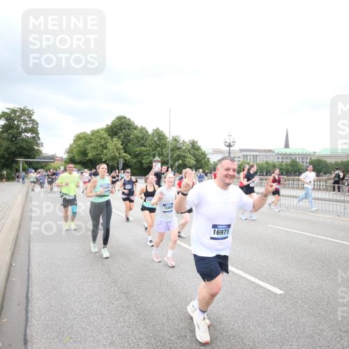 29.06.2025 - hella hamburg halbmarathon Jannik Wohlers http://msf.ph/oto/8500899 29.06.2025 10:57:30 Lombardsbrücke 1388, 2015, 2451, 2567, 2900, 3644, 3936, 4059, 4429, 5676, 6316, 6337, 6916, 7193, 7556, 7977, 7990, 8159, 8474, 8713, 8773, 9059, 9180, 9394, 9398, 9436, 9481, 9613, 9832, 9840, 10070, 10352, 10380, 10461, 10513, 10551, 10560, 10578, 10629, 10630, 10737, 10912, 11013, 11026, 11193, 11263, 11266, 11267, 11353, 11377, 11392, 11732, 12122, 13176, 13352, 13358, 13364, 13553, 13804, 13882, 14290, 14453, 14507, 14685, 15510, 15552, 15800, 15956, 16082 meine-sportfotos.de