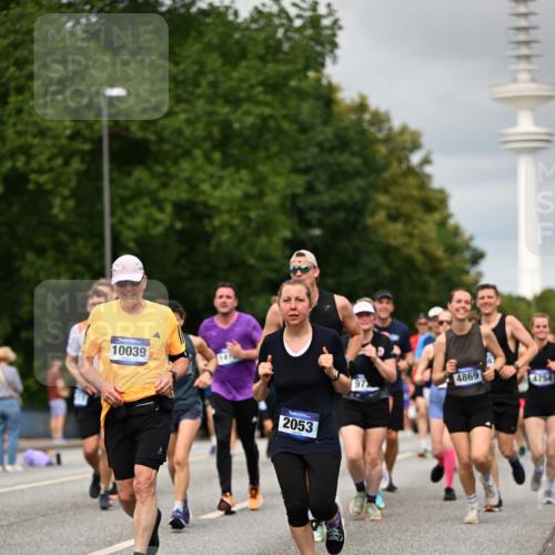 29.06.2025 - hella hamburg halbmarathon Dr. Thomas Lammeyer http://msf.ph/oto/8500904 29.06.2025 10:24:49 Kennedybrücke 1011, 1046, 1069, 1154, 1471, 1474, 1534, 2053, 2064, 2101, 2834, 3733, 3842, 4154, 4166, 4288, 4422, 4754, 4869, 5181, 5811, 5812, 5831, 6608, 6844, 6951, 7101, 7131, 8025, 8113, 8146, 8738, 8940, 9005, 9011, 9236, 9873, 9981, 10039, 10041, 10585, 10595, 10613, 10647, 10754, 11100 meine-sportfotos.de
