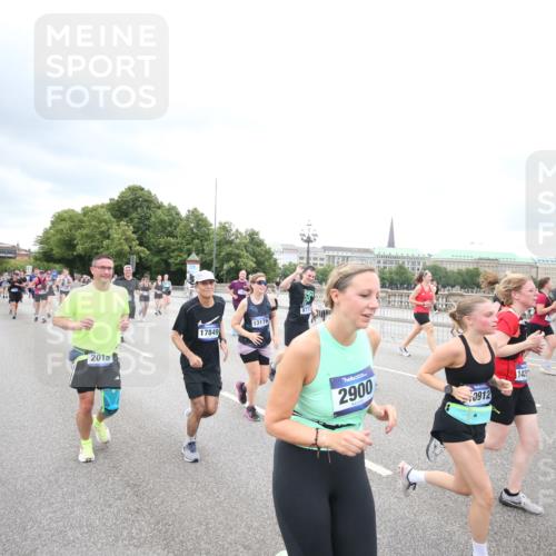 29.06.2025 - hella hamburg halbmarathon Jannik Wohlers http://msf.ph/oto/8500939 29.06.2025 10:57:32 Lombardsbrücke 1388, 2015, 2451, 2567, 2900, 3644, 3936, 4059, 4429, 5676, 6316, 6337, 7193, 7556, 7977, 7990, 8159, 8474, 8713, 8773, 9180, 9319, 9394, 9398, 9436, 9481, 9613, 9832, 9840, 10070, 10352, 10380, 10461, 10513, 10551, 10560, 10578, 10629, 10630, 10635, 10737, 10912, 11013, 11026, 11193, 11263, 11266, 11267, 11353, 11377, 11392, 11732, 12122, 13176, 13352, 13358, 13364, 13553, 13804, 13882, 14290, 14453, 14507, 14685, 15510, 15552, 15800, 15956, 16082, 16349 meine-sportfotos.de