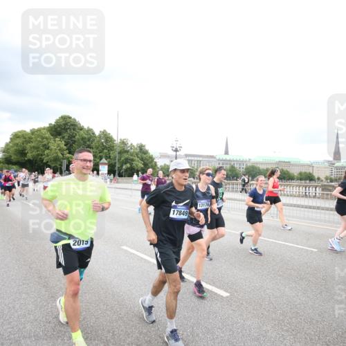 29.06.2025 - hella hamburg halbmarathon Jannik Wohlers http://msf.ph/oto/8500958 29.06.2025 10:57:32 Lombardsbrücke 1388, 2015, 2451, 2567, 2900, 3644, 3936, 4059, 4429, 5676, 6316, 6337, 7193, 7556, 7977, 7990, 8159, 8474, 8713, 8773, 9180, 9319, 9394, 9398, 9436, 9481, 9613, 9832, 9840, 10070, 10352, 10380, 10461, 10513, 10551, 10560, 10578, 10629, 10630, 10635, 10737, 10912, 11013, 11026, 11193, 11263, 11266, 11267, 11353, 11377, 11392, 11732, 12122, 13176, 13352, 13358, 13364, 13553, 13804, 13882, 14290, 14453, 14507, 14685, 15510, 15552, 15800, 15956, 16082, 16349 meine-sportfotos.de