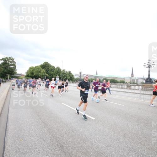29.06.2025 - hella hamburg halbmarathon Jannik Wohlers http://msf.ph/oto/8500970 29.06.2025 10:57:34 Lombardsbrücke 1388, 2015, 2451, 2900, 3644, 3936, 4059, 4429, 5676, 6316, 6337, 7193, 7556, 7977, 7990, 8159, 8474, 8512, 8713, 8773, 9180, 9319, 9394, 9398, 9436, 9481, 9832, 10352, 10380, 10461, 10513, 10560, 10578, 10629, 10630, 10635, 10737, 10912, 11013, 11037, 11193, 11263, 11266, 11267, 11353, 11392, 11615, 11636, 11732, 12122, 13176, 13352, 13358, 13364, 13553, 13804, 13882, 14290, 14453, 14507, 14685, 15282, 15510, 15552, 15800, 16082, 16349 meine-sportfotos.de