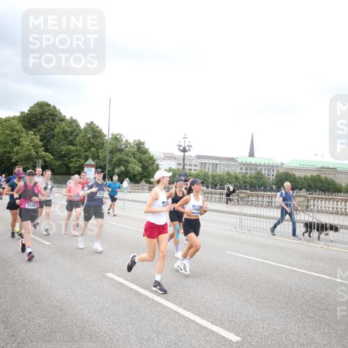 29.06.2025 - hella hamburg halbmarathon Jannik Wohlers http://msf.ph/oto/8500985 29.06.2025 10:57:35 Lombardsbrücke 1388, 2015, 2169, 2451, 2900, 3644, 3936, 4059, 4429, 5676, 6316, 6337, 7193, 7556, 7977, 7990, 8474, 8512, 8713, 8773, 9180, 9319, 9394, 9398, 9436, 9481, 9832, 10058, 10352, 10380, 10461, 10513, 10560, 10578, 10635, 10737, 10912, 11013, 11037, 11193, 11263, 11266, 11267, 11353, 11392, 11615, 11636, 11732, 12122, 13176, 13352, 13358, 13364, 13553, 13804, 13882, 14290, 14453, 14507, 14685, 15282, 15510, 15552, 15800, 16082, 16349, 17881 meine-sportfotos.de
