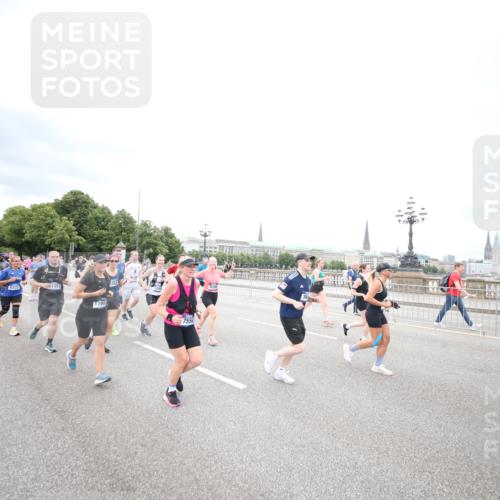 29.06.2025 - hella hamburg halbmarathon Jannik Wohlers http://msf.ph/oto/8500999 29.06.2025 10:57:37 Lombardsbrücke 1388, 2169, 2273, 2275, 2900, 3644, 3936, 4429, 5676, 6316, 6337, 7193, 7556, 7783, 7977, 7990, 8439, 8440, 8441, 8442, 8474, 8512, 8713, 8773, 8888, 9180, 9319, 9394, 9398, 9436, 9481, 9832, 10058, 10352, 10380, 10513, 10560, 10635, 10737, 10912, 11013, 11037, 11263, 11266, 11267, 11353, 11392, 11615, 11636, 11732, 12122, 13176, 13352, 13358, 13364, 13553, 13804, 14290, 14453, 14507, 14533, 14634, 14685, 15282, 15510, 15552, 15800, 15916, 16349, 17881 meine-sportfotos.de