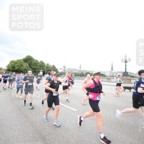 29.06.2025 - hella hamburg halbmarathon Jannik Wohlers http://msf.ph/oto/8501020 29.06.2025 10:57:38 Lombardsbrücke 1388, 2169, 2273, 2275, 2900, 3644, 3936, 4429, 5676, 6316, 6337, 7193, 7556, 7783, 7977, 7990, 8439, 8440, 8441, 8442, 8474, 8512, 8713, 8773, 8888, 9180, 9319, 9398, 9436, 9481, 9832, 10058, 10380, 10560, 10635, 10737, 10912, 11037, 11263, 11266, 11267, 11353, 11392, 11615, 11636, 11732, 12122, 13176, 13218, 13352, 13358, 13364, 13553, 13804, 14290, 14453, 14507, 14533, 14634, 14685, 15282, 15510, 15552, 15800, 15916, 16329, 16349, 17881 meine-sportfotos.de