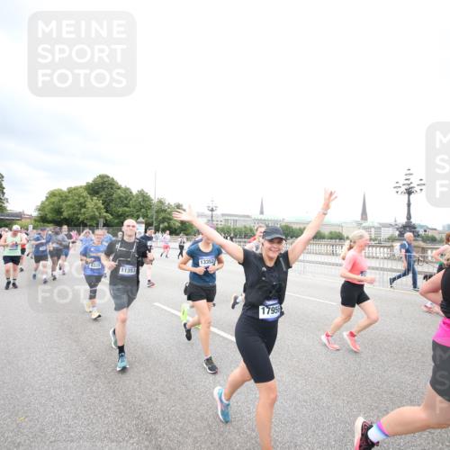 29.06.2025 - hella hamburg halbmarathon Jannik Wohlers http://msf.ph/oto/8501032 29.06.2025 10:57:38 Lombardsbrücke 1388, 2169, 2273, 2275, 2900, 3644, 3936, 4429, 5676, 6316, 6337, 7193, 7556, 7783, 7977, 7990, 8439, 8440, 8441, 8442, 8474, 8512, 8713, 8773, 8888, 9180, 9319, 9398, 9436, 9481, 9832, 10058, 10380, 10560, 10635, 10737, 10912, 11037, 11263, 11266, 11267, 11353, 11392, 11615, 11636, 11732, 12122, 13176, 13218, 13352, 13358, 13364, 13553, 13804, 14290, 14453, 14507, 14533, 14634, 14685, 15282, 15510, 15552, 15800, 15916, 16329, 16349, 17881 meine-sportfotos.de