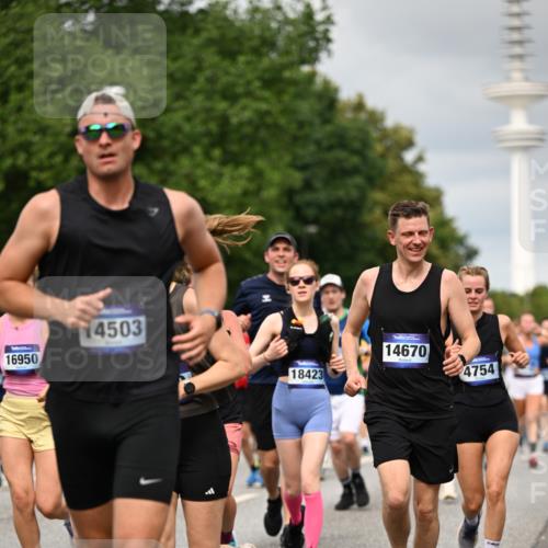 29.06.2025 - hella hamburg halbmarathon Dr. Thomas Lammeyer http://msf.ph/oto/8501038 29.06.2025 10:24:53 Kennedybrücke 1011, 1154, 1471, 2053, 2064, 2101, 2834, 2923, 3161, 3781, 3842, 4154, 4166, 4288, 4754, 4869, 5181, 5811, 5812, 6608, 6844, 6951, 7131, 8025, 8113, 8146, 8724, 8738, 8940, 9005, 9011, 9236, 9873, 9981, 10039, 10041, 10350, 10585, 10613, 10647, 10754, 11100, 11145 meine-sportfotos.de