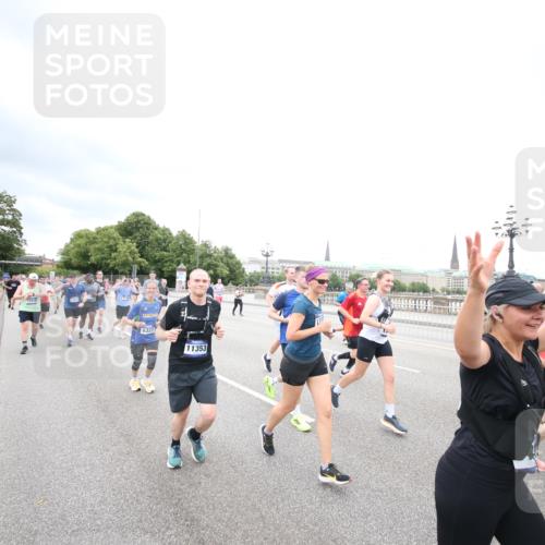 29.06.2025 - hella hamburg halbmarathon Jannik Wohlers http://msf.ph/oto/8501039 29.06.2025 10:57:38 Lombardsbrücke 1388, 2169, 2273, 2275, 2900, 3644, 3936, 4429, 5676, 6316, 6337, 7193, 7556, 7783, 7977, 7990, 8439, 8440, 8441, 8442, 8474, 8512, 8713, 8773, 8888, 9180, 9319, 9398, 9436, 9481, 9832, 10058, 10380, 10560, 10635, 10737, 10912, 11037, 11263, 11266, 11267, 11353, 11392, 11615, 11636, 11732, 12122, 13176, 13218, 13352, 13358, 13364, 13553, 13804, 14290, 14453, 14507, 14533, 14634, 14685, 15282, 15510, 15552, 15800, 15916, 16329, 16349, 17881 meine-sportfotos.de