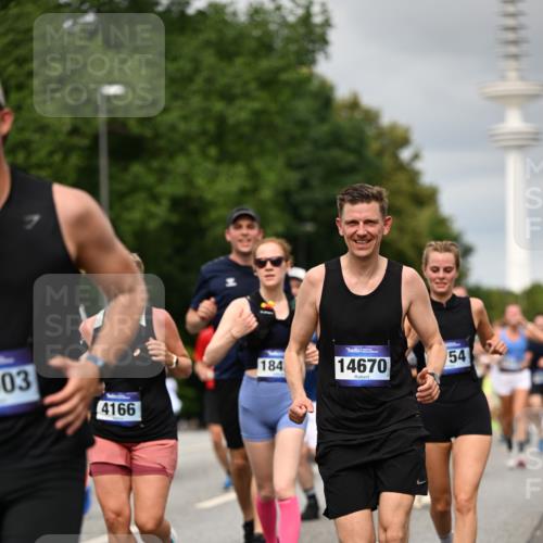 29.06.2025 - hella hamburg halbmarathon Dr. Thomas Lammeyer http://msf.ph/oto/8501065 29.06.2025 10:24:54 Kennedybrücke 1011, 1471, 2053, 2064, 2101, 2834, 2923, 3161, 3781, 3842, 4154, 4166, 4288, 4754, 4869, 5181, 5811, 5812, 6608, 6844, 6951, 7131, 8025, 8113, 8146, 8724, 8738, 8940, 9005, 9011, 9236, 9873, 9981, 10039, 10041, 10350, 10585, 10613, 10647, 10754, 11100, 11145 meine-sportfotos.de