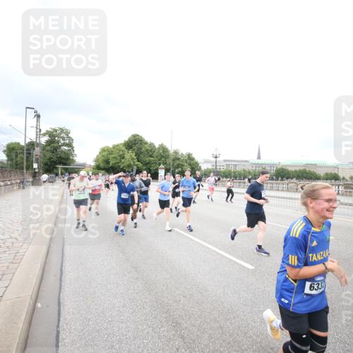 29.06.2025 - hella hamburg halbmarathon Jannik Wohlers http://msf.ph/oto/8501070 29.06.2025 10:57:40 Lombardsbrücke 1388, 2169, 2273, 2275, 3644, 3936, 4429, 5104, 5676, 5782, 6316, 6337, 7262, 7556, 7783, 7977, 7990, 8439, 8440, 8441, 8442, 8512, 8713, 8888, 9180, 9319, 9398, 9436, 9481, 9832, 10058, 10380, 10560, 10635, 10737, 10937, 11037, 11263, 11353, 11392, 11615, 11636, 11732, 12122, 13176, 13218, 13352, 13358, 13364, 13553, 13804, 14453, 14507, 14533, 14634, 14685, 15282, 15510, 15552, 15916, 16329, 16349, 17881 meine-sportfotos.de