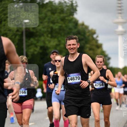 29.06.2025 - hella hamburg halbmarathon Dr. Thomas Lammeyer http://msf.ph/oto/8501076 29.06.2025 10:24:54 Kennedybrücke 1011, 1471, 2053, 2064, 2101, 2834, 2923, 3161, 3781, 3842, 4154, 4166, 4288, 4754, 4869, 5181, 5811, 5812, 6608, 6844, 6951, 7131, 8025, 8113, 8146, 8724, 8738, 8940, 9005, 9011, 9236, 9873, 9981, 10039, 10041, 10350, 10585, 10613, 10647, 10754, 11100, 11145 meine-sportfotos.de