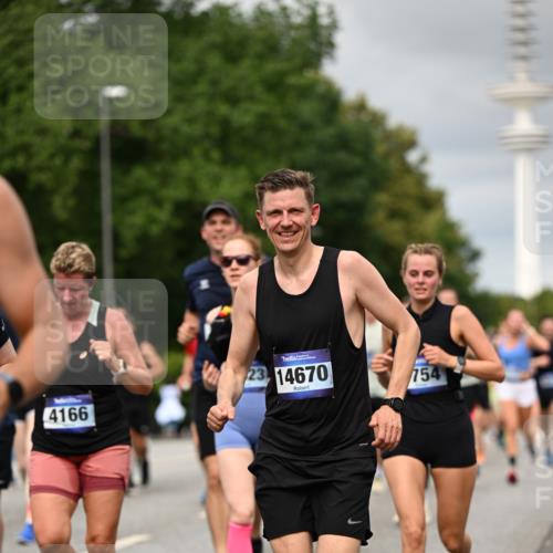 29.06.2025 - hella hamburg halbmarathon Dr. Thomas Lammeyer http://msf.ph/oto/8501079 29.06.2025 10:24:54 Kennedybrücke 1011, 1471, 2053, 2064, 2101, 2834, 2923, 3161, 3781, 3842, 4154, 4166, 4288, 4754, 4869, 5181, 5811, 5812, 6608, 6844, 6951, 7131, 8025, 8113, 8146, 8724, 8738, 8940, 9005, 9011, 9236, 9873, 9981, 10039, 10041, 10350, 10585, 10613, 10647, 10754, 11100, 11145 meine-sportfotos.de