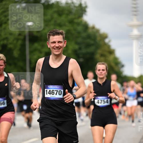 29.06.2025 - hella hamburg halbmarathon Dr. Thomas Lammeyer http://msf.ph/oto/8501090 29.06.2025 10:24:55 Kennedybrücke 1011, 2053, 2064, 2101, 2834, 2923, 3161, 3781, 3842, 4154, 4166, 4288, 4754, 4869, 5181, 5811, 5812, 6608, 6844, 6951, 7131, 8025, 8113, 8146, 8724, 8738, 8940, 9005, 9011, 9236, 9873, 9981, 10039, 10041, 10350, 10585, 10613, 10647, 10754, 11100, 11145 meine-sportfotos.de